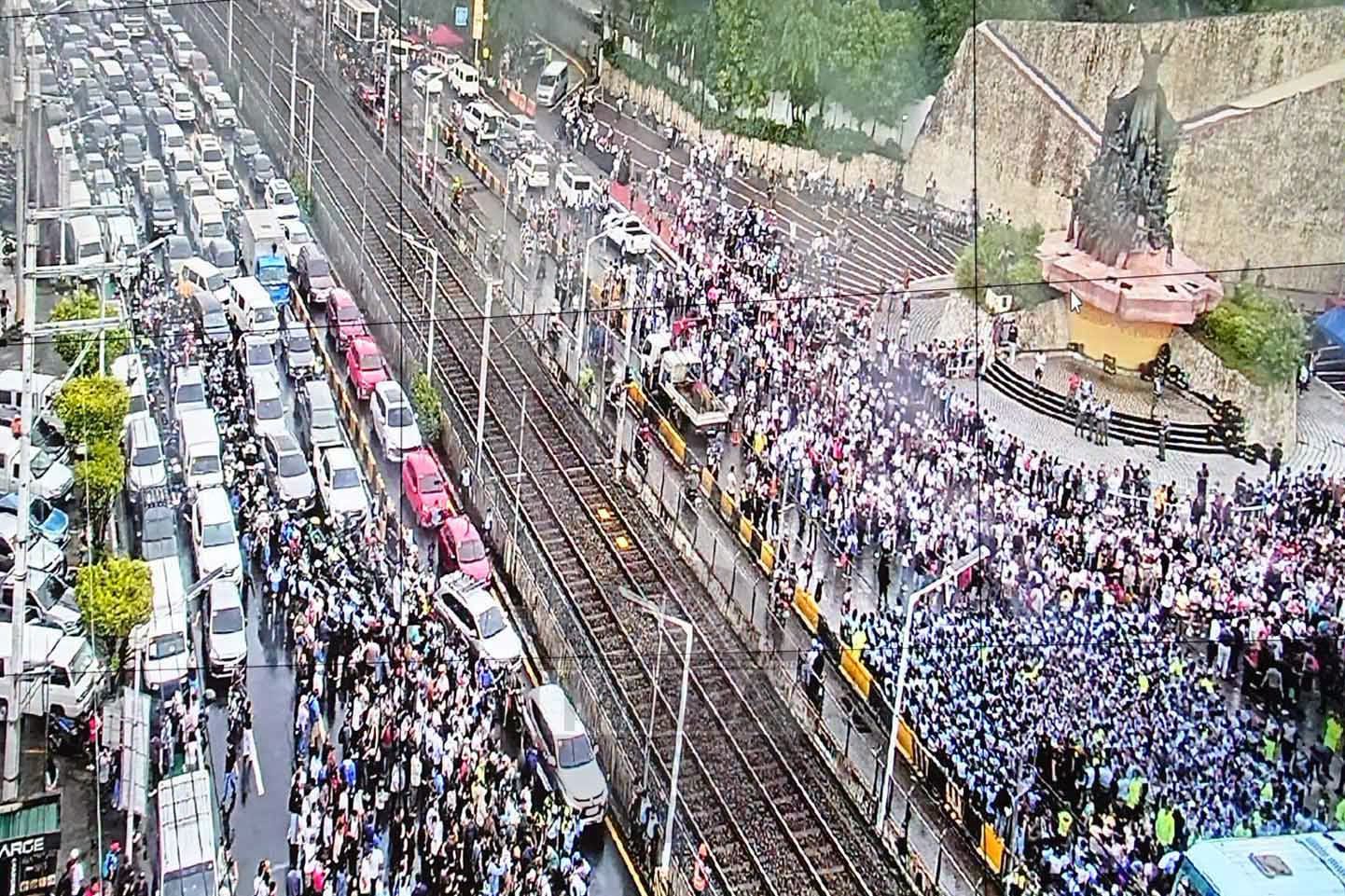 EDSA rally, umabot na sa 10,000 ang tao; NCRPO, iba pang PNP unit naka-full alert